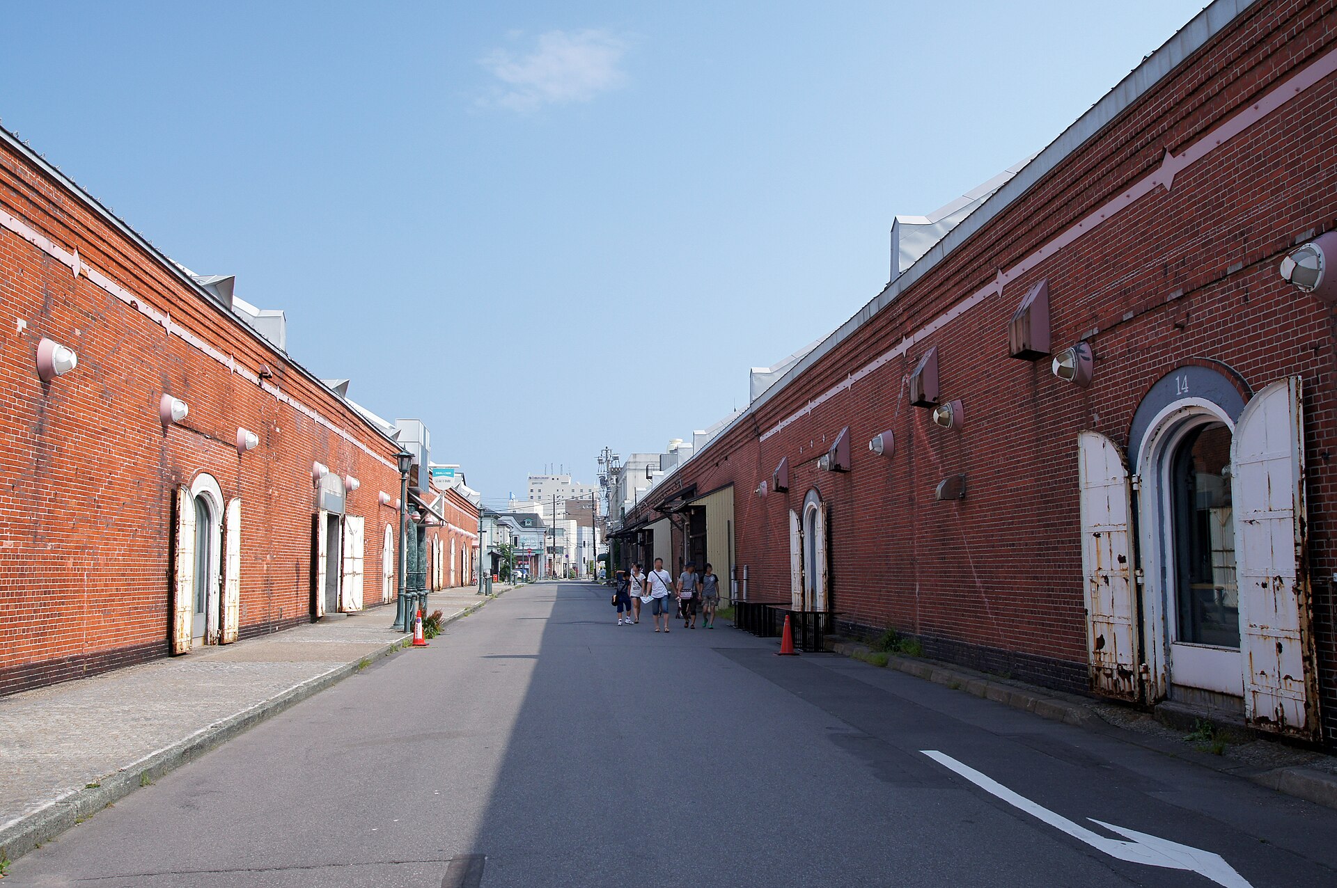 函館市の金森赤レンガ倉庫が並ぶ道(イメージ)