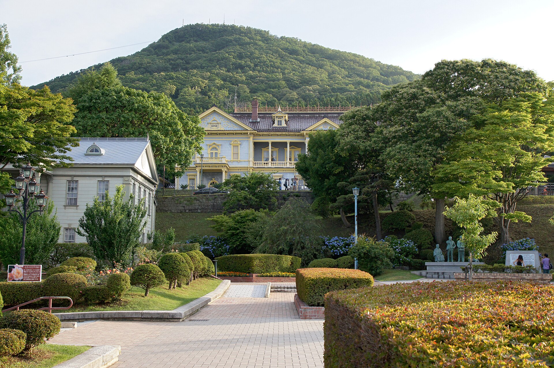 函館市の元町公園と函館山（イメージ）