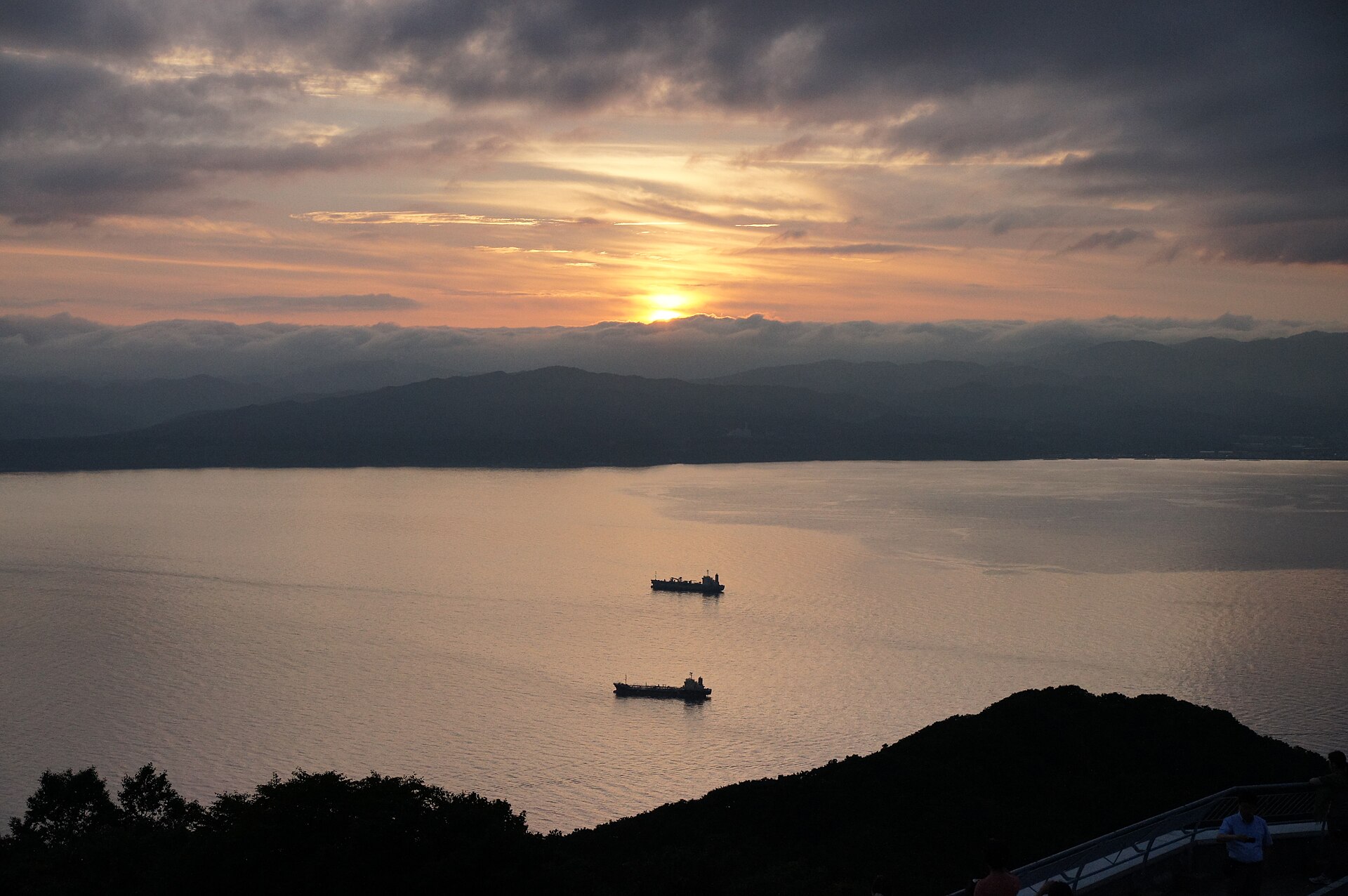 函館山から見た夕方の函館湾(イメージ)