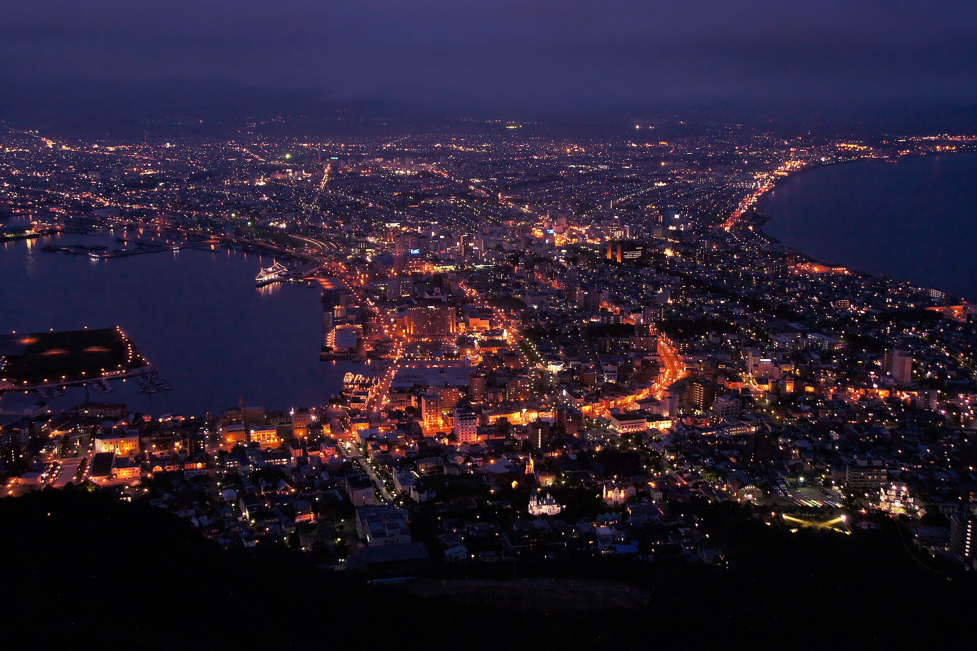 函館山から見た函館市の夕景（イメージ）