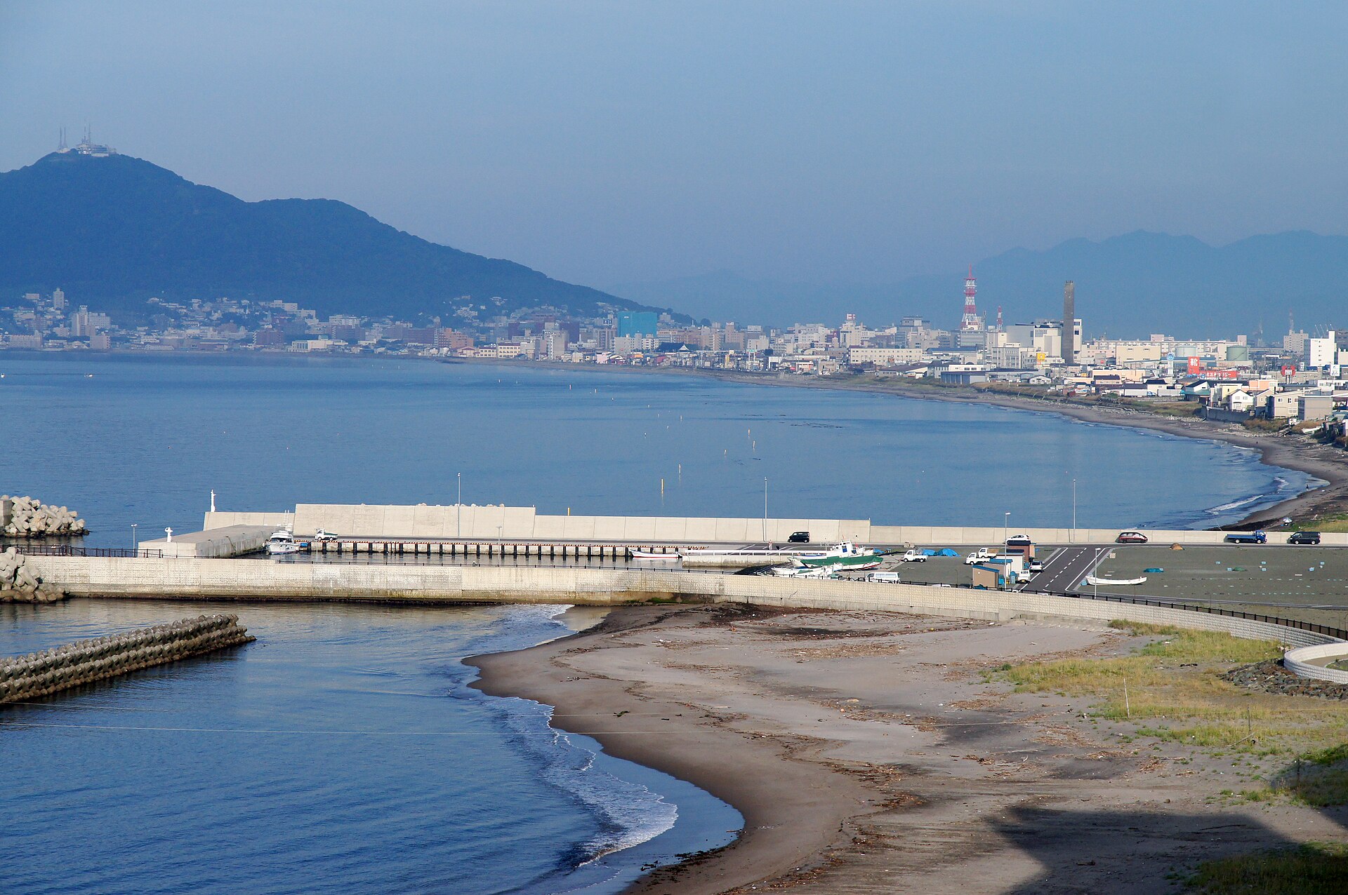 湯の川の海岸から見た函館の街と函館山