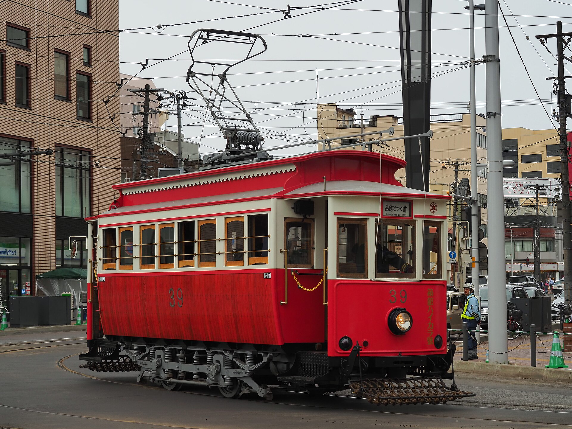 函館駅前電停に着く箱館ハイカラ號