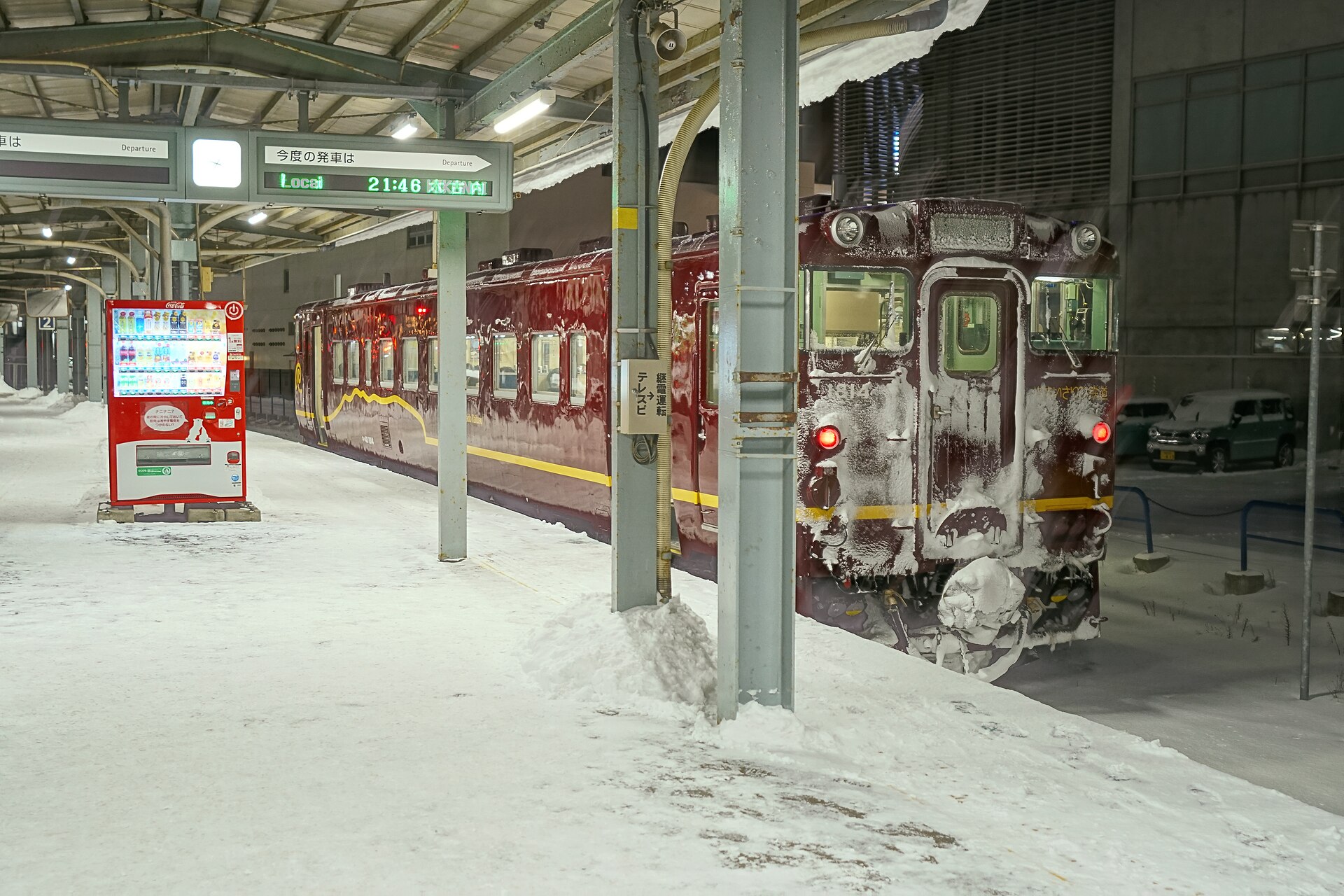 冬の函館駅に停車するいさりび鉄道の列車